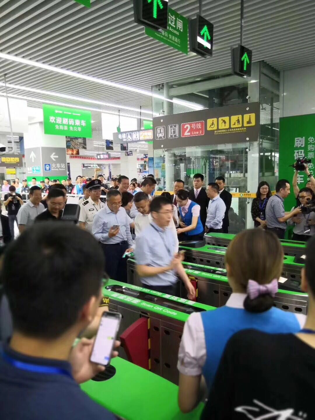 深圳地铁扫码过闸2.jpg